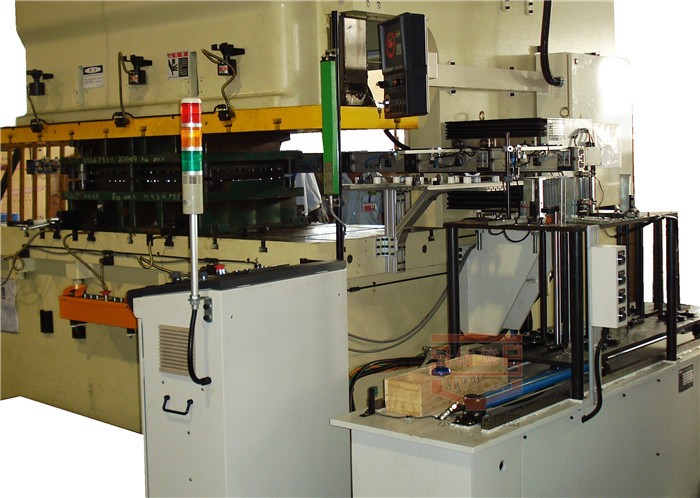 多臺沖床連線沖壓機械手：提升生產效率與品質的多重應用優(yōu)勢