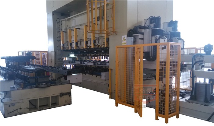 三次元機(jī)械手需要配套哪些設(shè)備使用實(shí)現(xiàn)多工序沖壓生產(chǎn)？