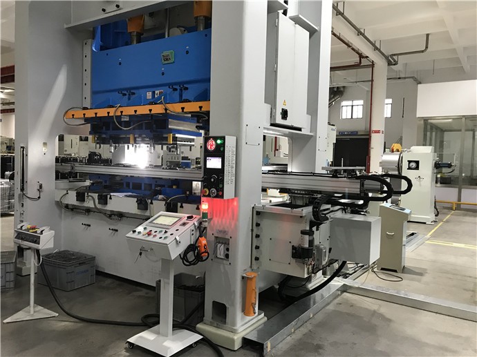 沖壓生產(chǎn)安全隱患如何降低？使用沖床機械手的重要性解析