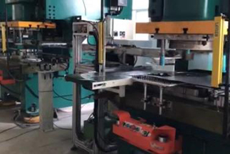 材料架、整平機(jī)、偏擺送料機(jī)、連桿式機(jī)械手+9臺(tái)沖床